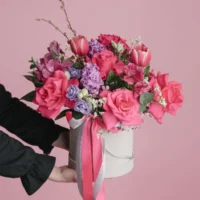 Aranjament cu flori fucsia