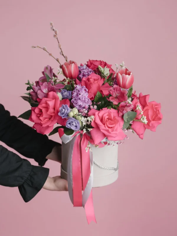 Aranjament cu flori fucsia