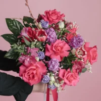 Aranjament cu flori fucsia