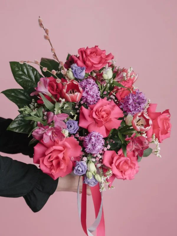 Aranjament cu flori fucsia
