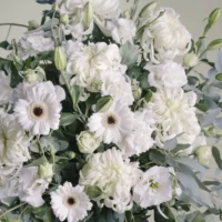 Aranjament funerar cu flori albe