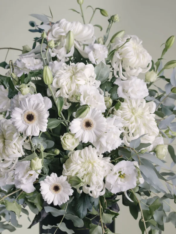 Aranjament funerar cu flori albe
