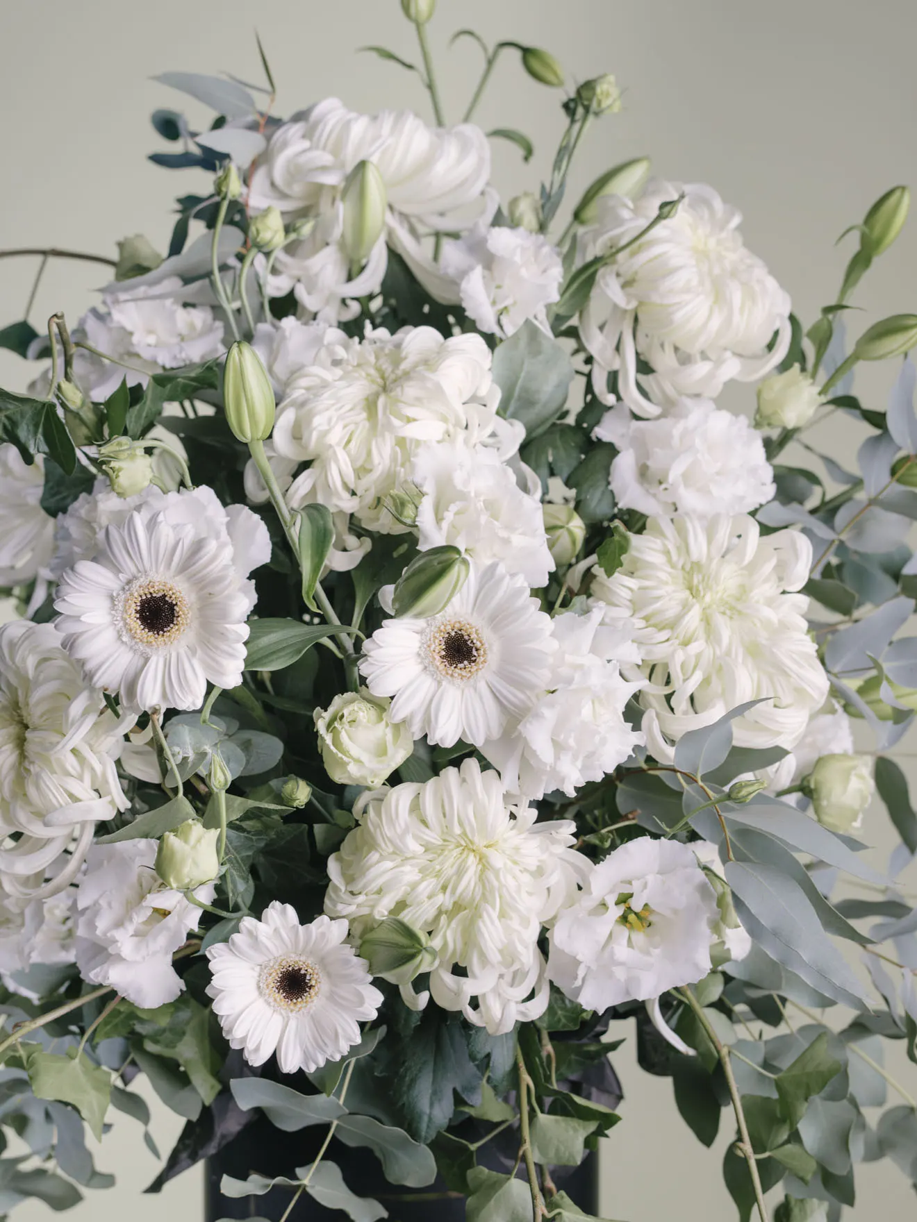 Aranjament funerar cu flori albe