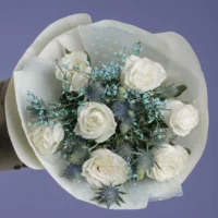 Buchet alb/albastru cu ambalaj texturat