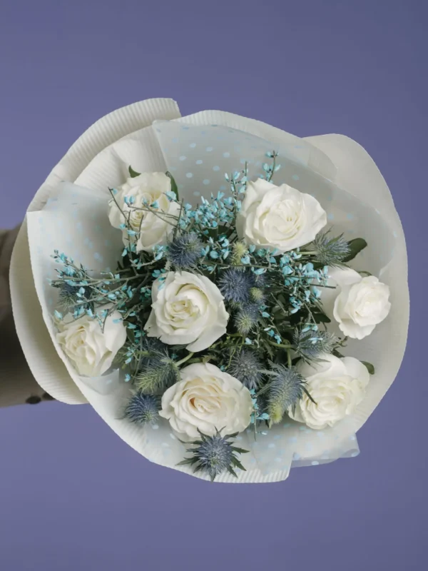 Buchet alb/albastru cu ambalaj texturat