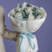 Buchet alb/albastru cu ambalaj texturat