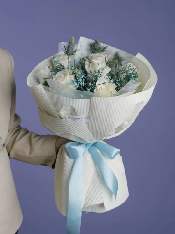 Buchet alb/albastru cu ambalaj texturat