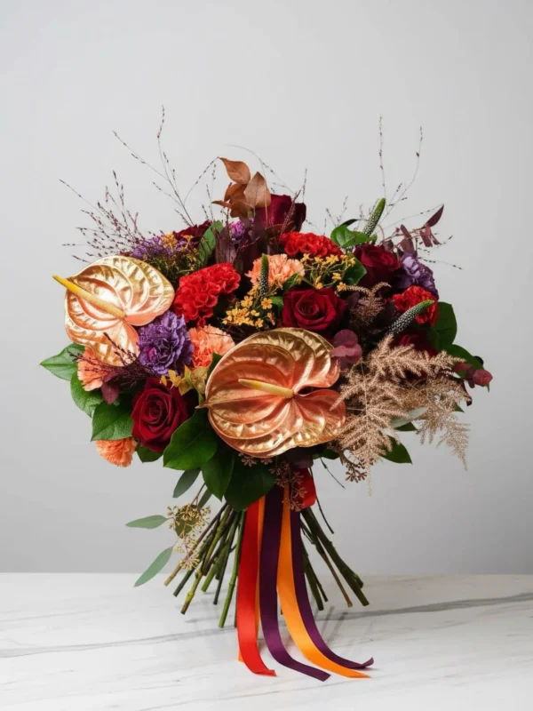 Buchet cu anthurium auriu, trandafiri roșii și hortensii