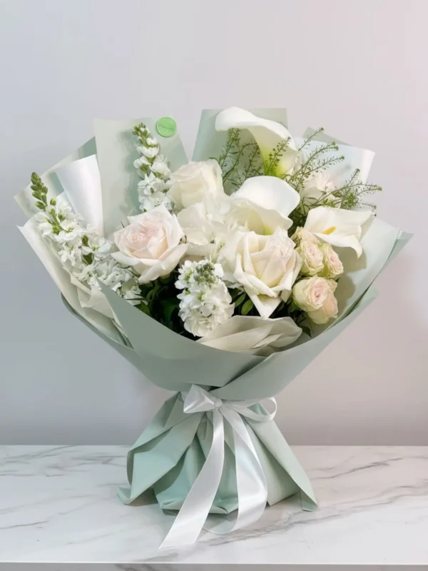 Buchet cu cale albe, trandafiri și matthiola