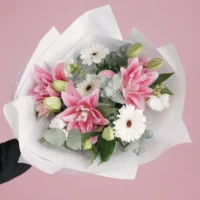Buchet cu crini roz și gerbera albă