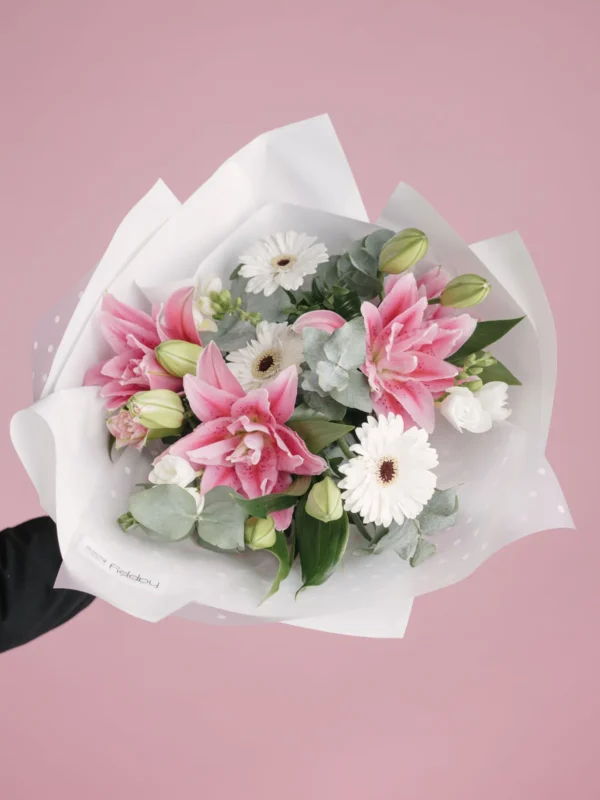 Buchet cu crini roz și gerbera albă