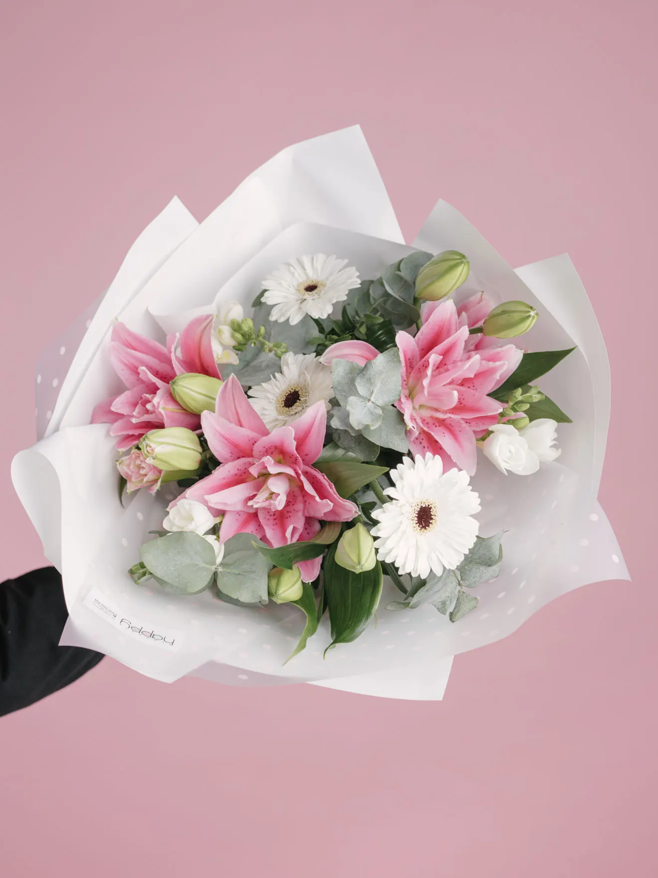 Buchet cu crini roz și gerbera albă
