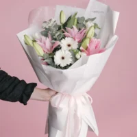Buchet cu crini roz și gerbera albă