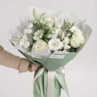 Buchet cu crini, trandafiri albi și gerbera