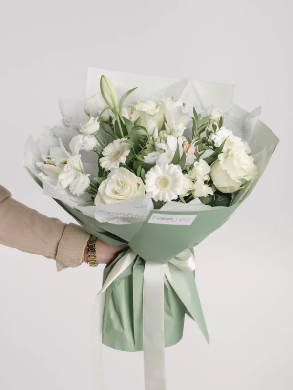 Buchet cu crini, trandafiri albi și gerbera