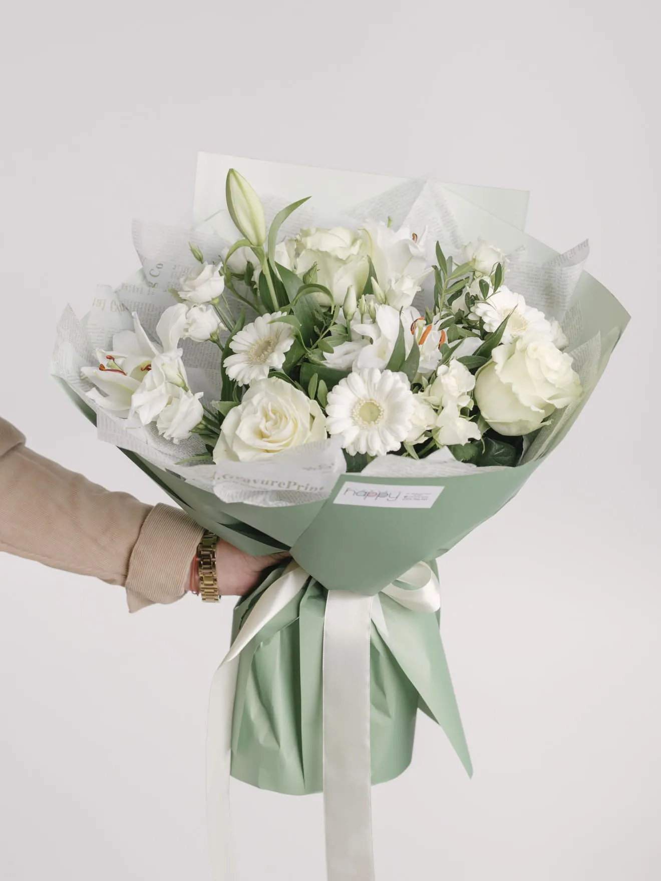 Buchet cu crini, trandafiri albi și gerbera