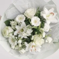 Buchet cu crini, trandafiri albi și gerbera