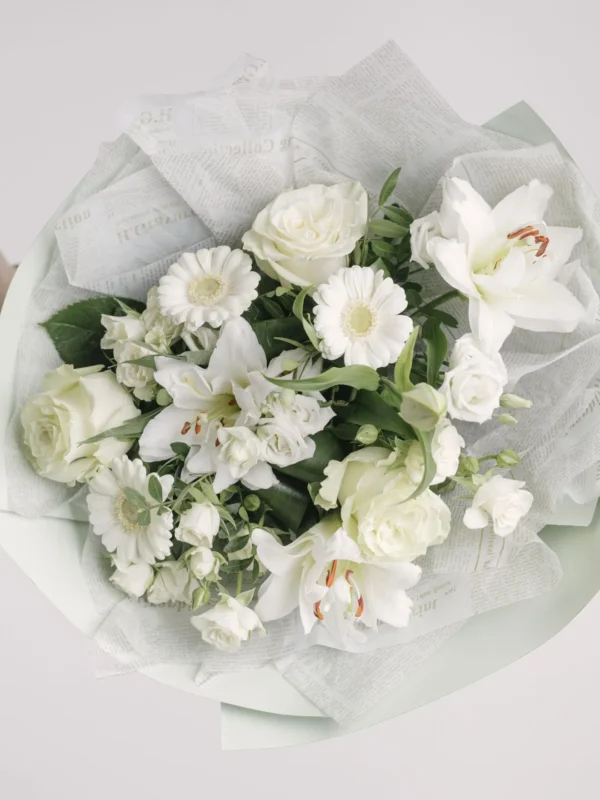 Buchet cu crini, trandafiri albi și gerbera