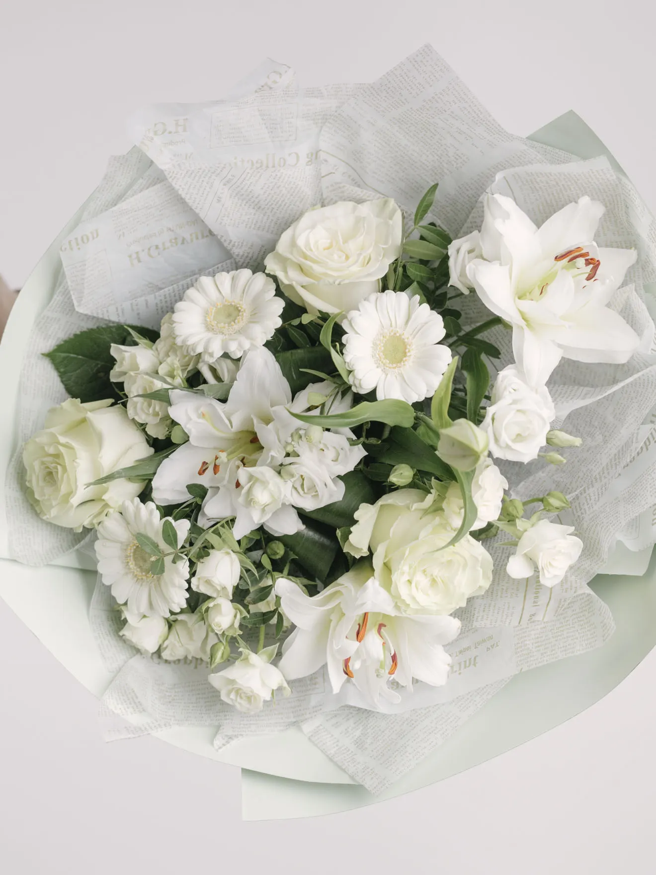 Buchet cu crini, trandafiri albi și gerbera