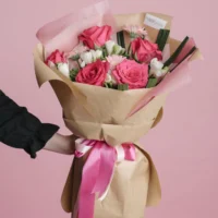 Buchet cu frezii, trandafiri și gerbera