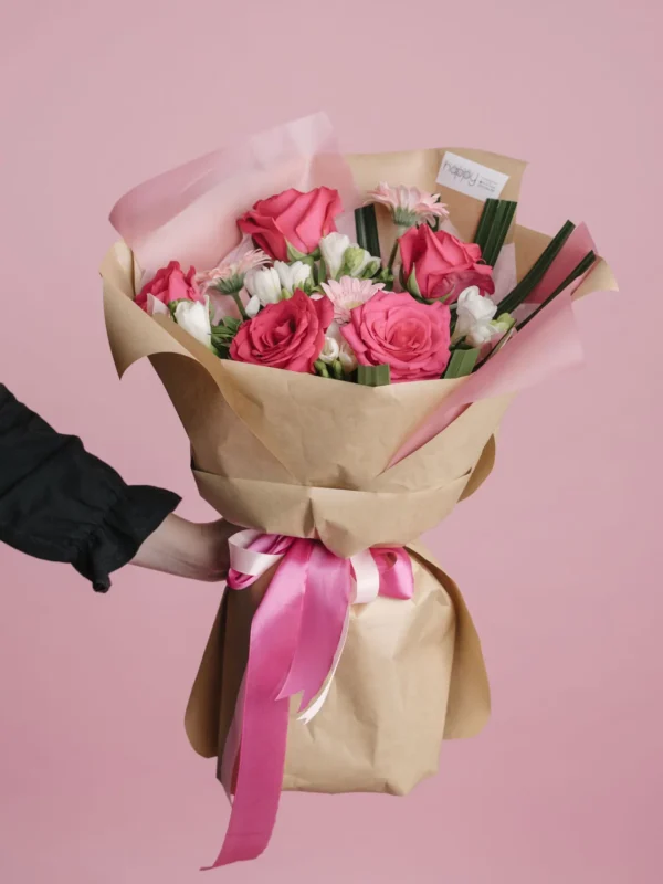 Buchet cu frezii, trandafiri și gerbera