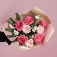 Buchet cu frezii, trandafiri și gerbera