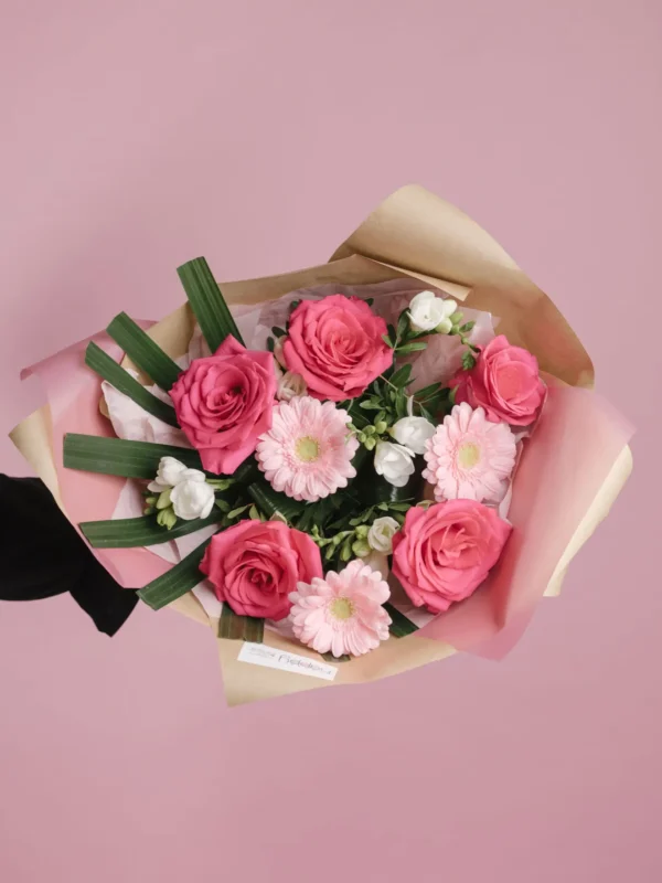 Buchet cu frezii, trandafiri și gerbera