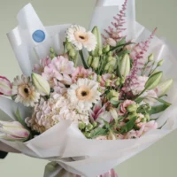 Buchet cu gerbera, crini și astilbe roz