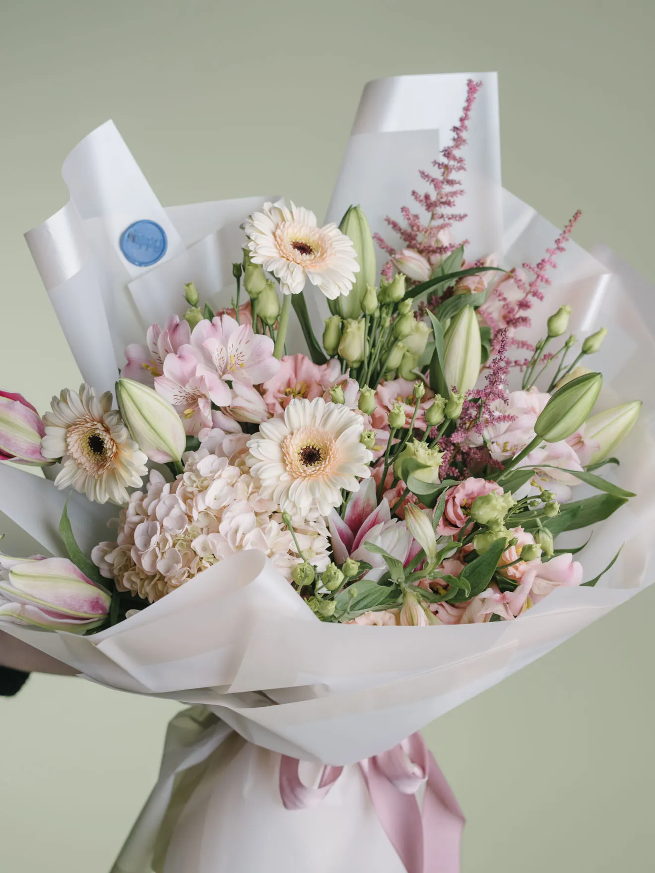 Buchet cu gerbera, crini și astilbe roz