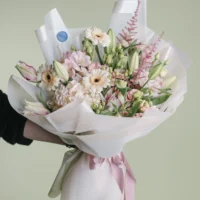 Buchet cu gerbera, crini și astilbe roz