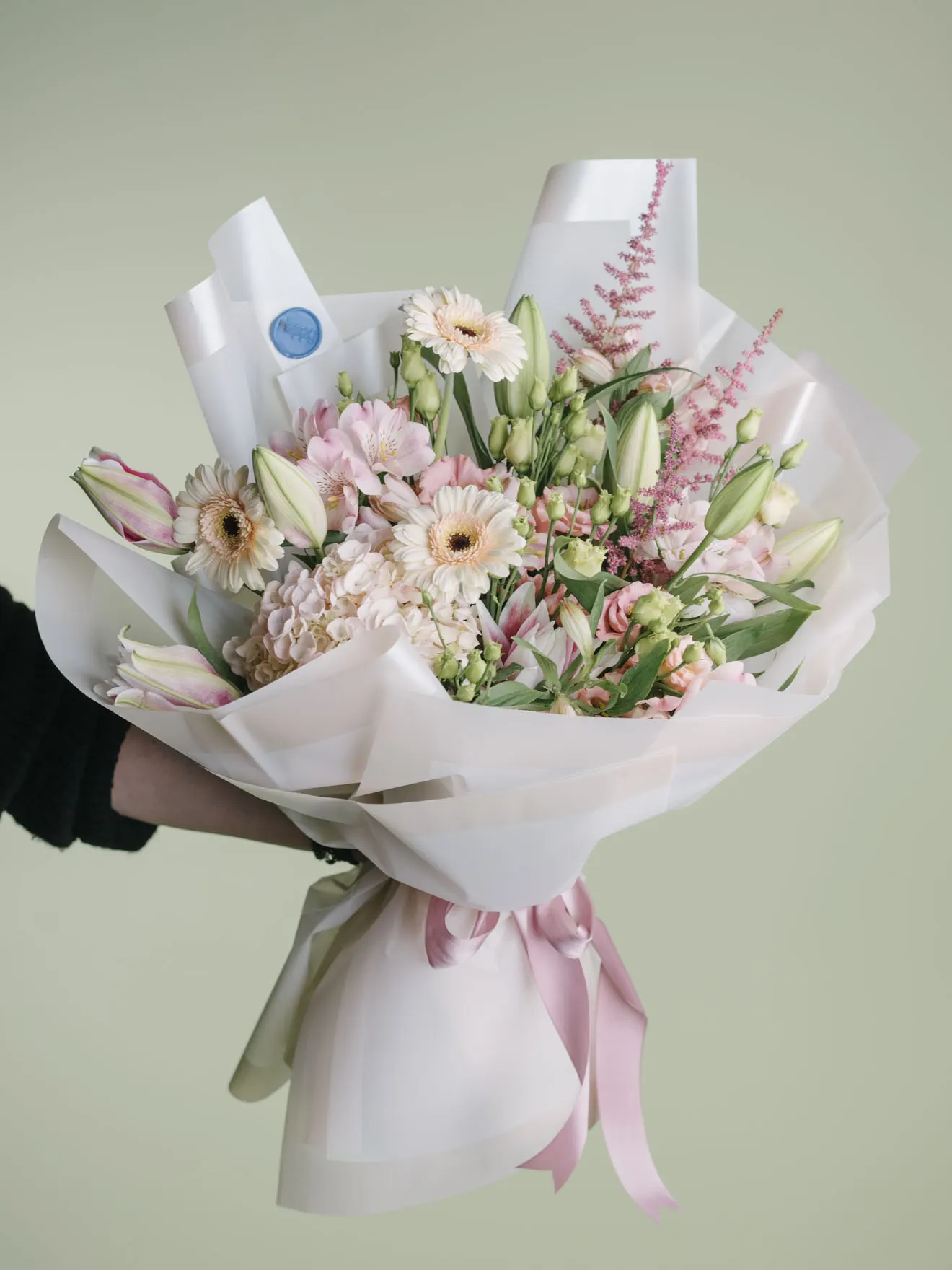 Buchet cu gerbera, crini și astilbe roz
