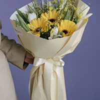 Buchet cu gerbera galbenă și lalele albe
