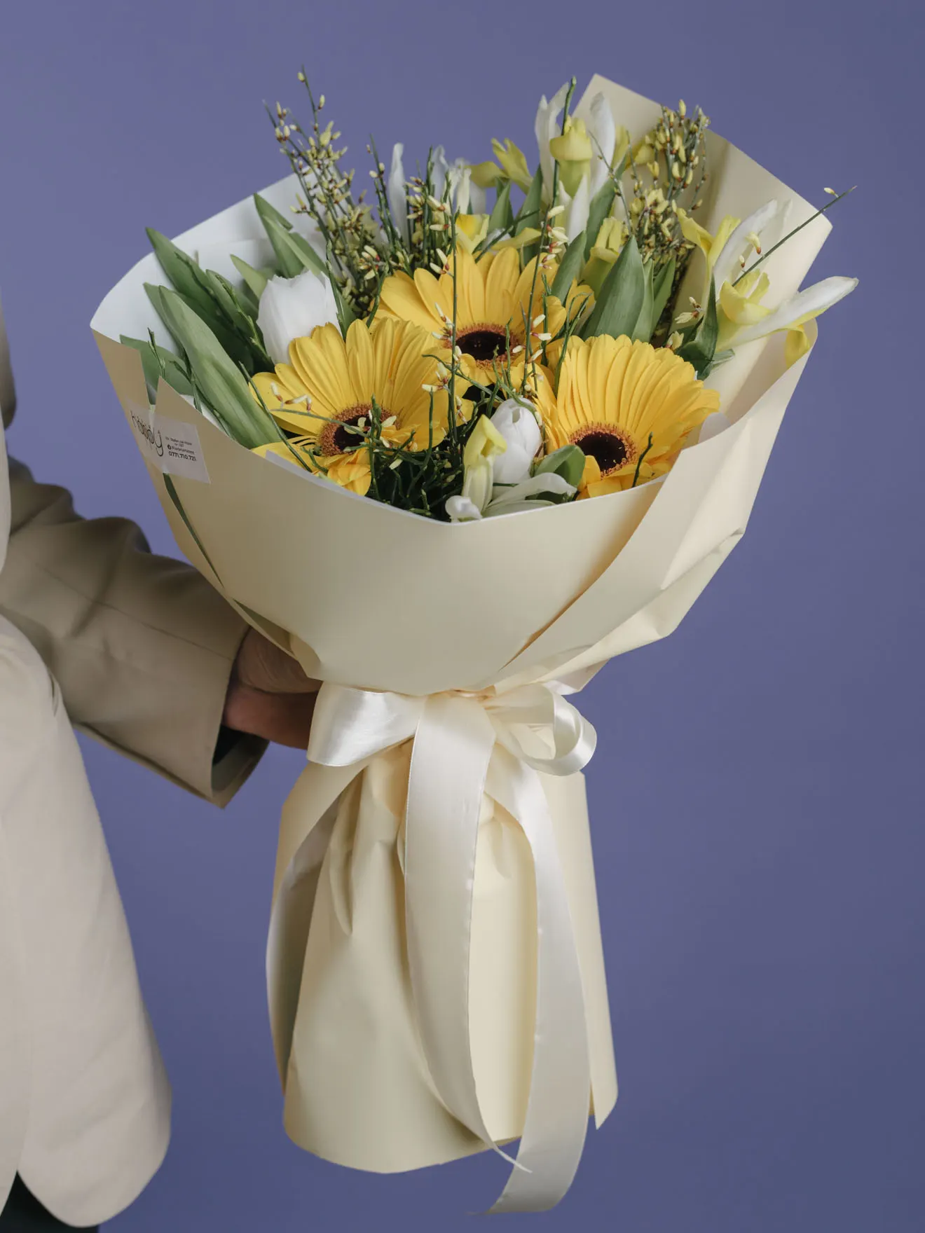 Buchet cu gerbera galbenă și lalele albe
