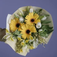 Buchet cu gerbera galbenă și lalele albe
