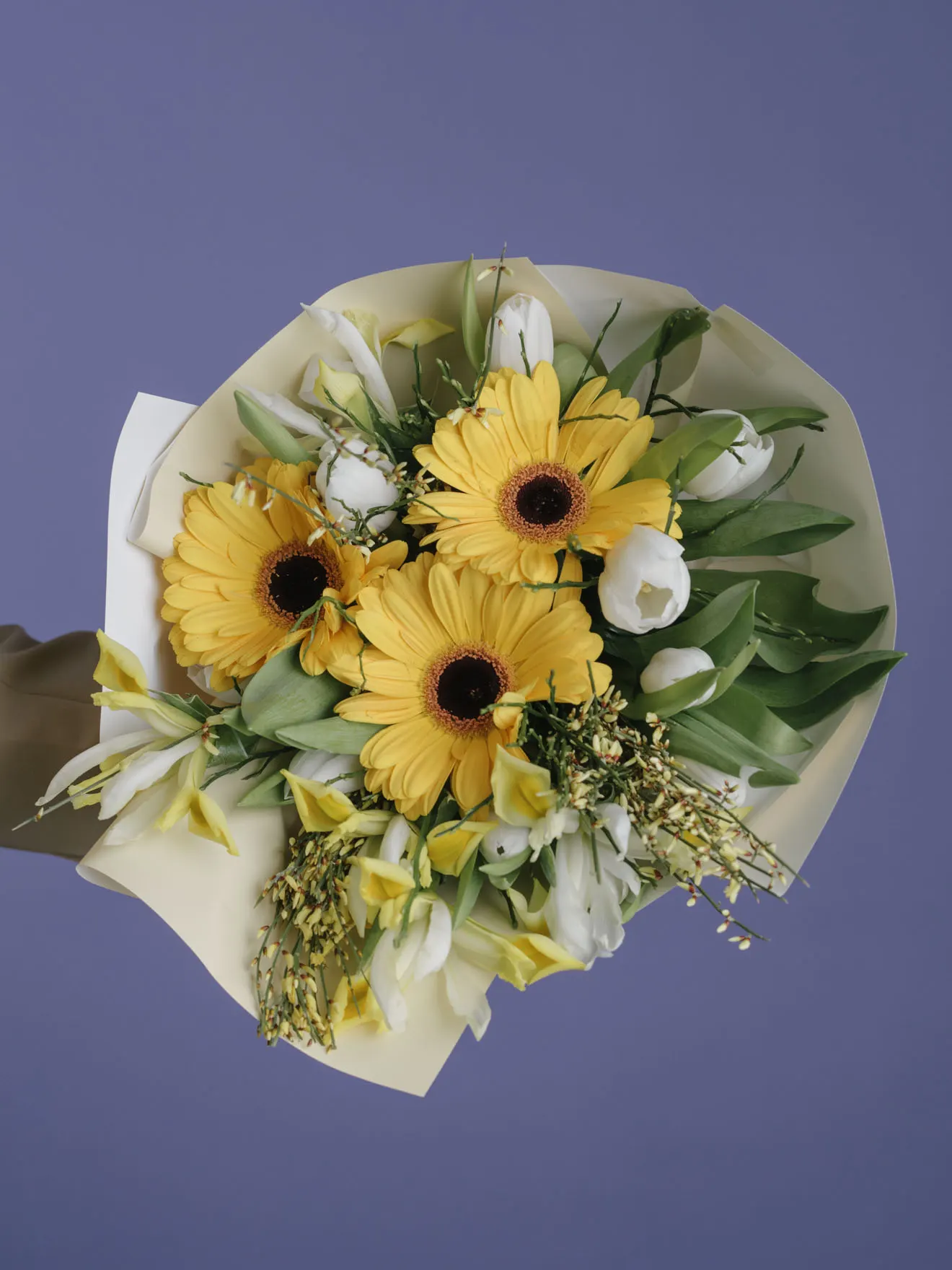 Buchet cu gerbera galbenă și lalele albe