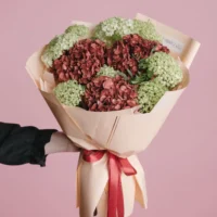 Buchet cu hortensii și viburnum
