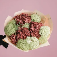 Buchet cu hortensii și viburnum