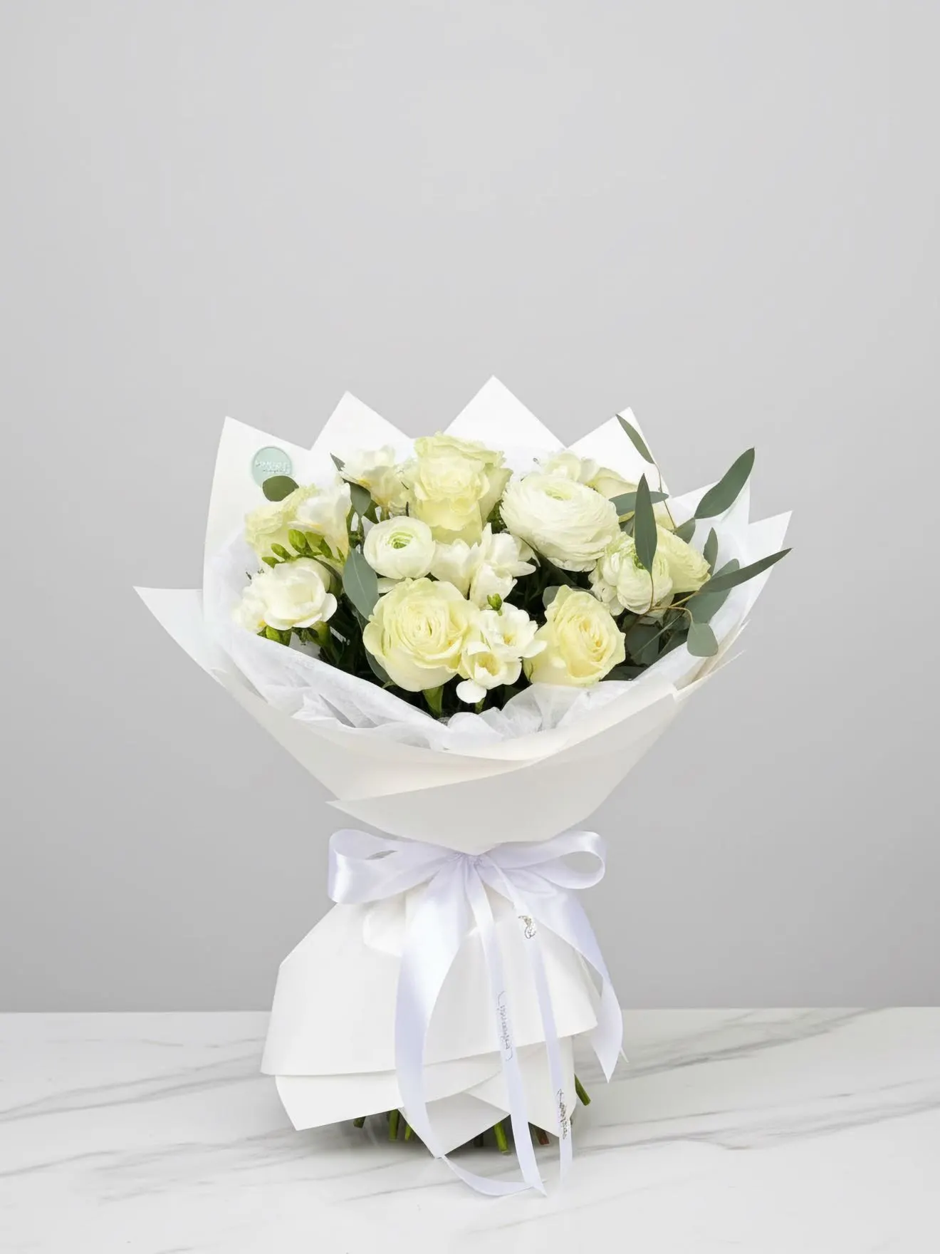 Buchet cu trandafiri albi, ranunculus și frezii