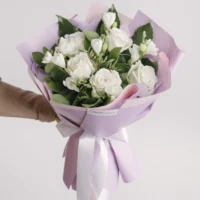 Buchet cu trandafiri albi și frezii albe