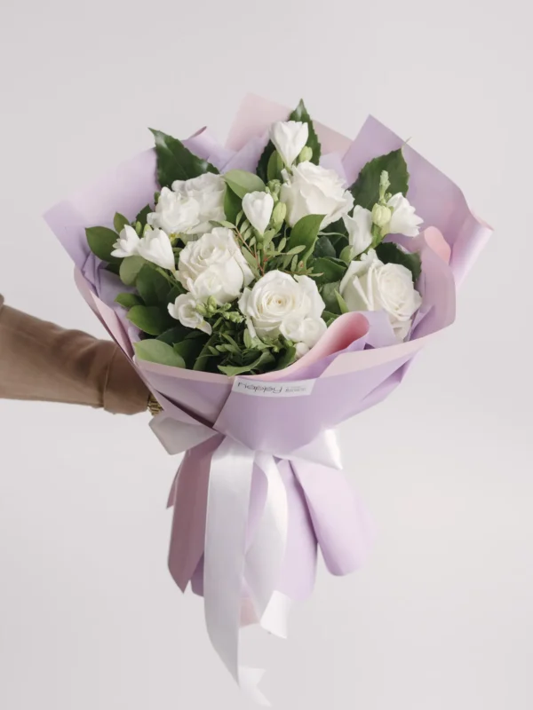 Buchet cu trandafiri albi și frezii albe