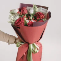 Buchet cu trandafiri, ilex și lisianthus