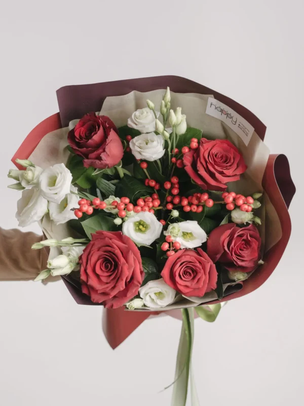 Buchet cu trandafiri, ilex și lisianthus