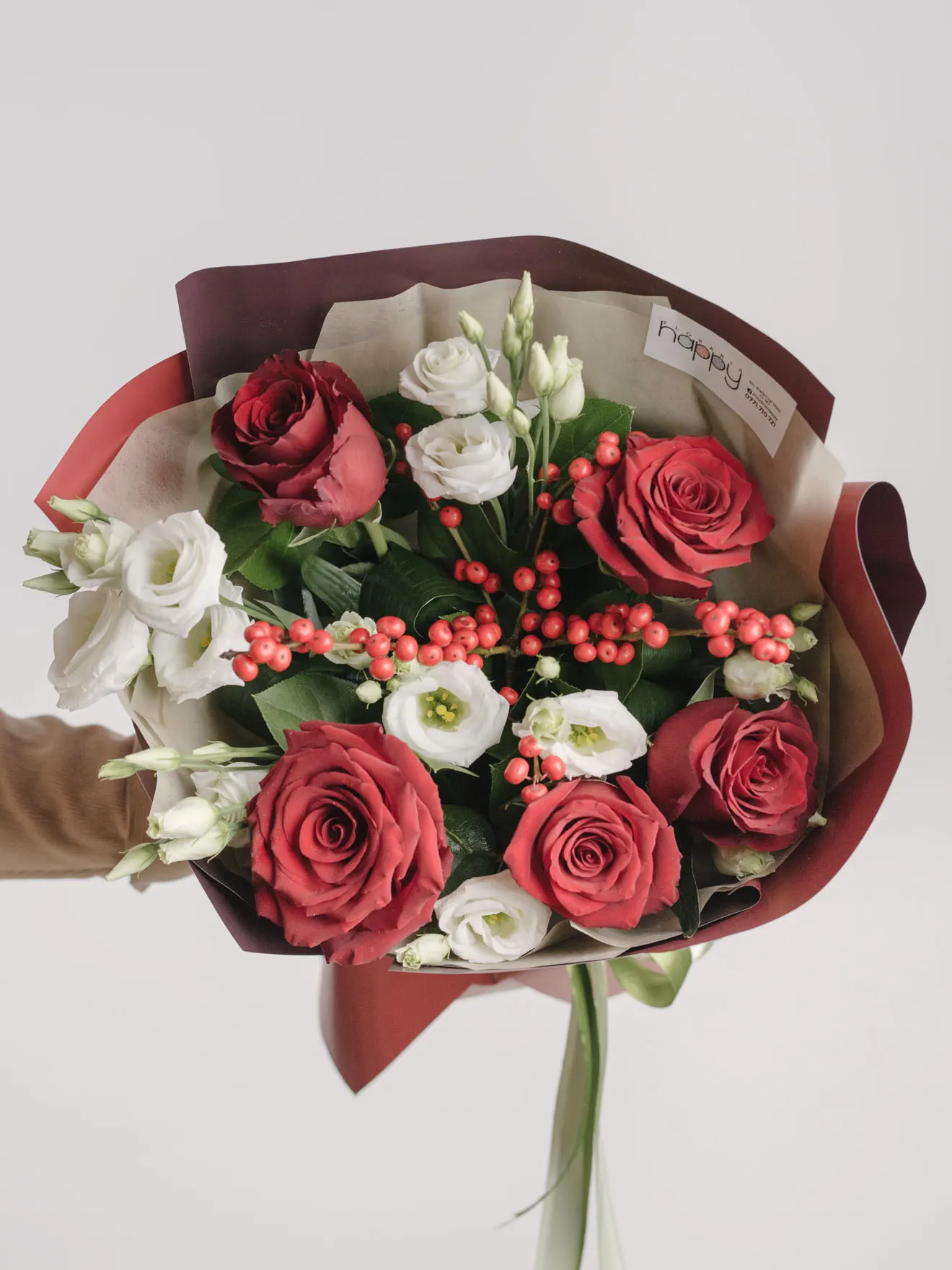 Buchet cu trandafiri, ilex și lisianthus