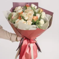Buchet cu trandafiri, mini trandafiri și anthurium