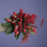 Buchet cu trandafiri roșii, lalele și astilbe