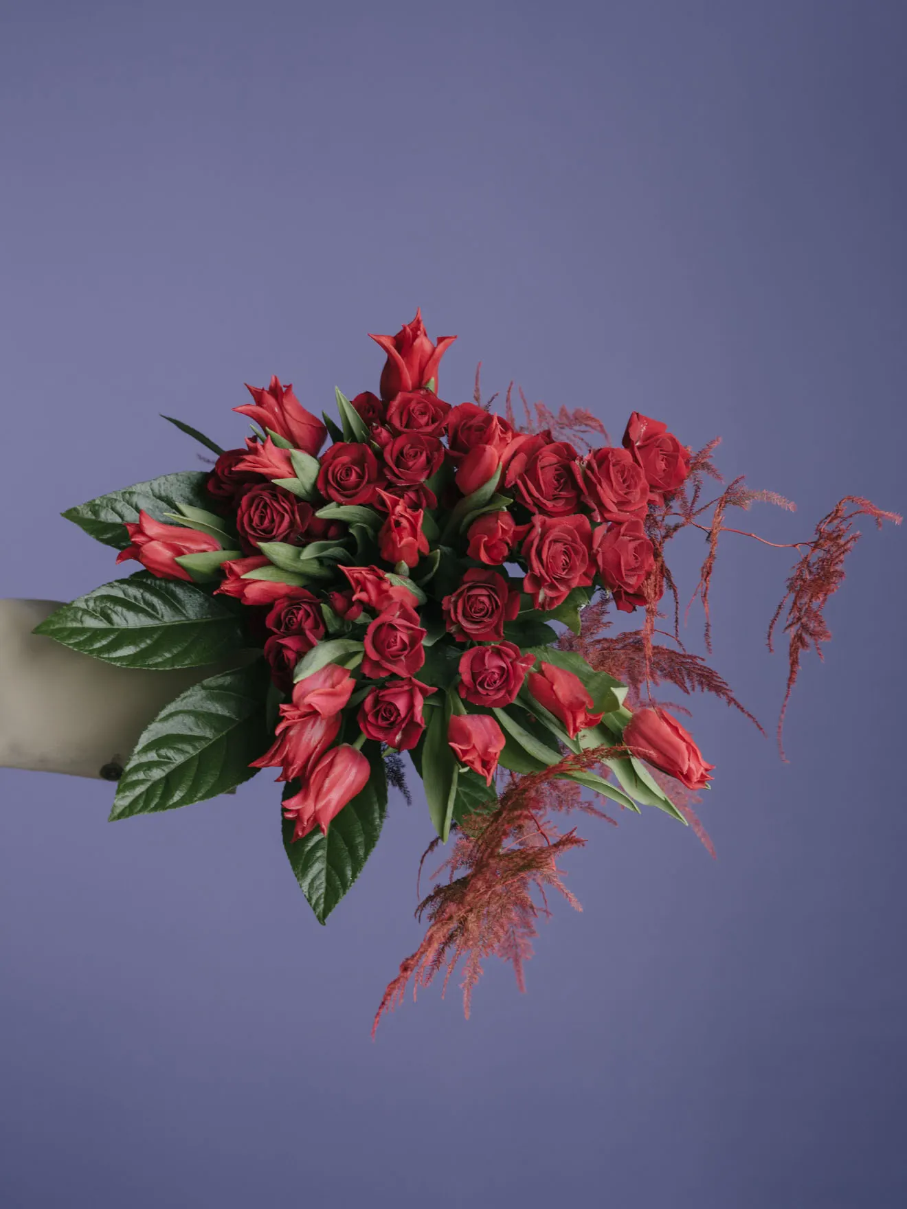 Buchet cu trandafiri roșii, lalele și astilbe