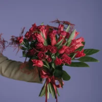 Buchet cu trandafiri roșii, lalele și astilbe