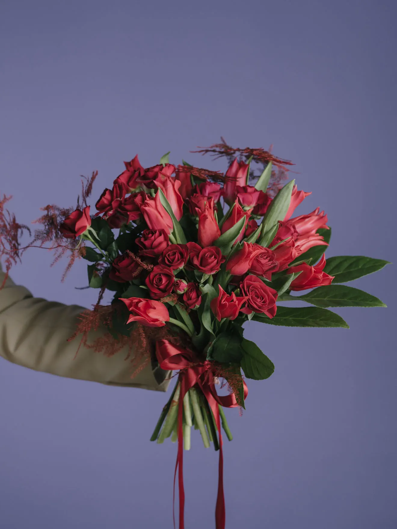Buchet cu trandafiri roșii, lalele și astilbe