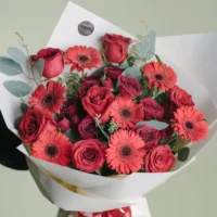 Buchet cu trandafiri roșii și gerbera