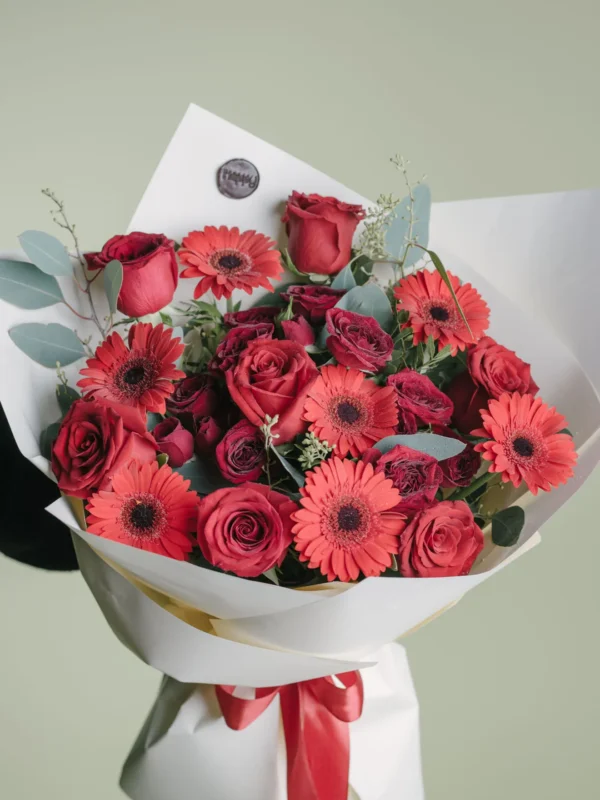 Buchet cu trandafiri roșii și gerbera